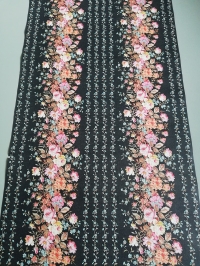 Vintage behang met fijne roze en blauwe bloemen